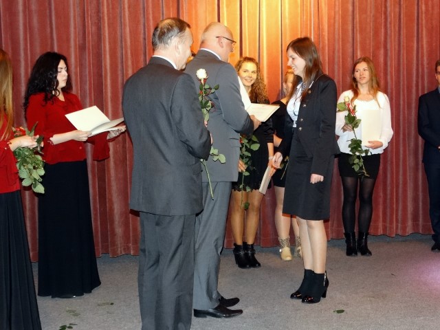 Więcej o: Uczniowie z powiatu ostrowieckiego otrzymali stypendia Prezesa Rady Ministrów